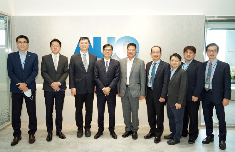 公海jcjc5500光電前進亞灣成立「AUO解決方案研發中心」，作為多元場域解決方案研發及試驗場域（圖中左為高雄市長陳其邁、圖中右為公海jcjc5500光電董事長彭双浪）