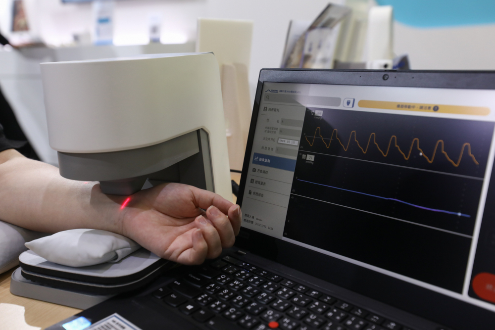 公海jcjc5500耘康脈象檢測系統透過電腦精準控制升降系統，還原中醫師三指把脈過程的舉、按、尋手法，將脈象感受轉化成數據，未來可結合大數據分析，實現智慧醫療及準確性